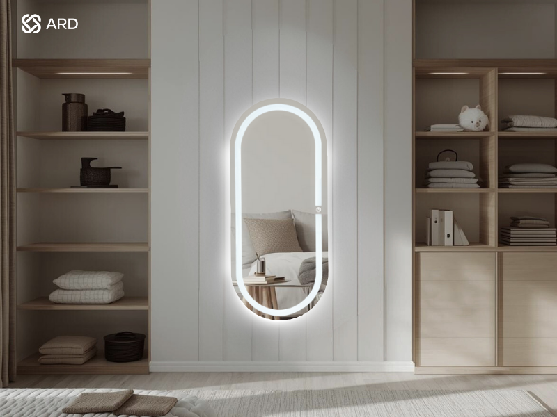 Espejo de cuerpo completo ovalado ARD 120x52 en vestidor minimalista con luz fria