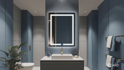 Espejo led para baño con luz LED ARD en baño de lujo de hotel con modelo mostrando el espejo